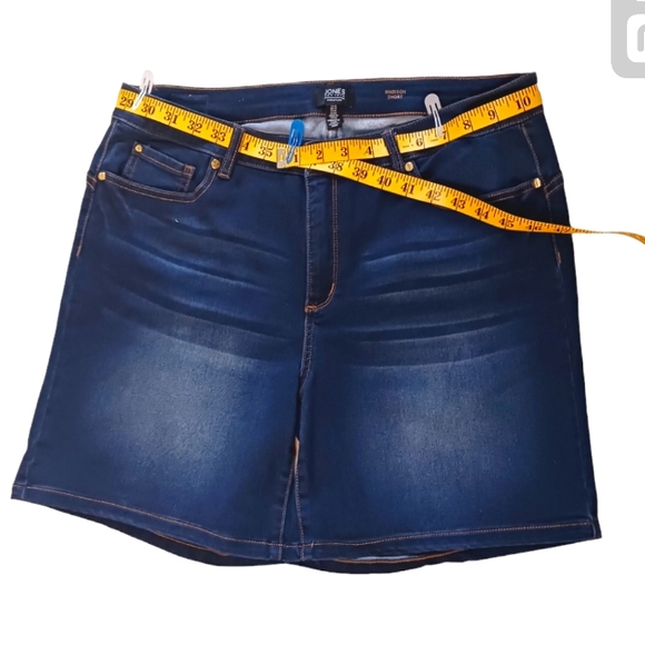 Women's Jones New York Designer Gold Patch Signature Shorts. 14 - Picture 3 of 6